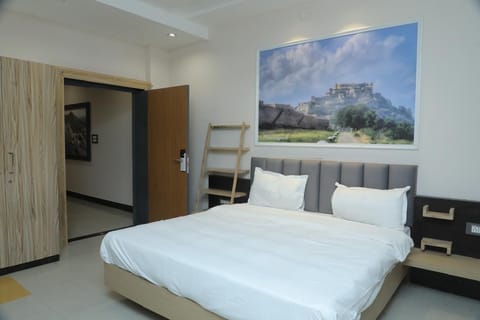 Standard Room | Desk, laptop workspace, iron/ironing board (on request), WiFi (free)