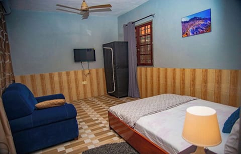 Single Room, 1 Queen Bed, Private Bathroom | Premium bedding, desk, WiFi (free), bed sheets