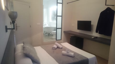 Double Room, Private Bathroom | Blackout drapes, free WiFi