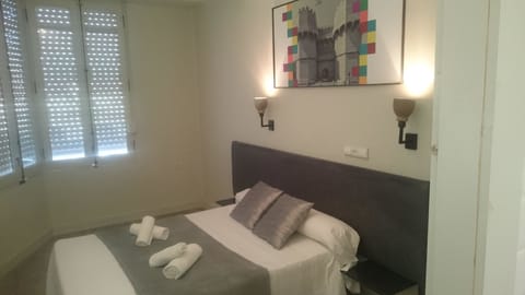 Double Room, Private Bathroom | Blackout drapes, free WiFi