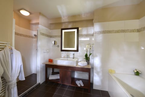 Family Suite | Bathroom | Free toiletries, hair dryer, slippers, towels