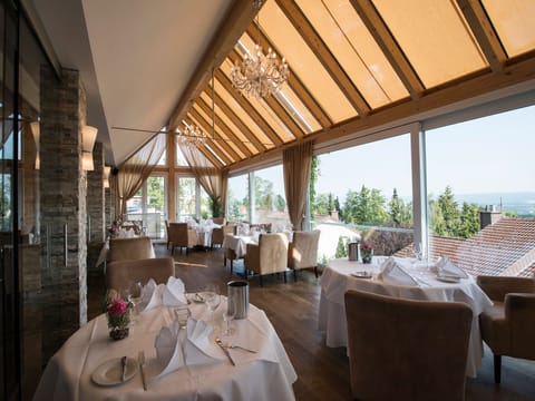 2 restaurants, lunch, dinner served; international cuisine