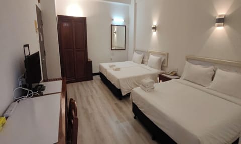 Deluxe Quadruple Room | Desk, blackout drapes, WiFi (free), bed sheets