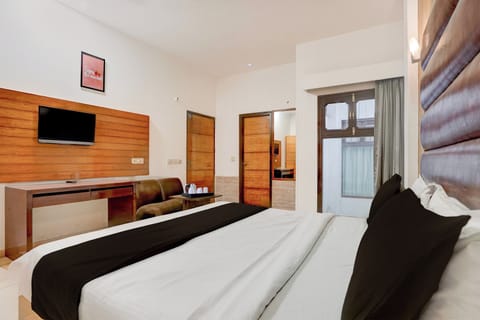 Classic Room | Desk, WiFi (free), bed sheets
