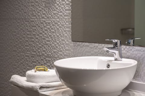 Studio Suite, Sea View (Star) | Bathroom | Designer toiletries, hair dryer, towels