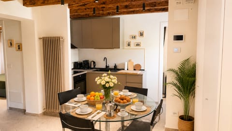 Superior Condo | Dining