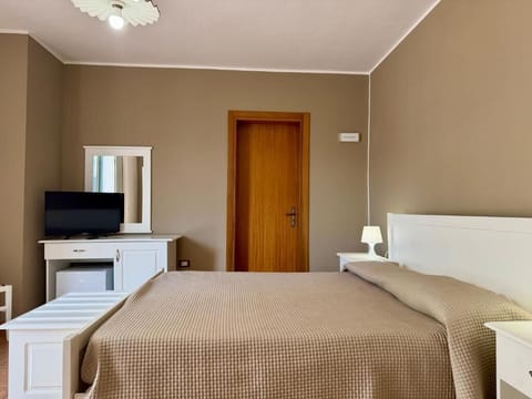 Triple Room | In-room safe, desk, laptop workspace, WiFi (free)