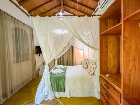 Double Room, Garden View | Hypo-allergenic bedding available, laptop workspace