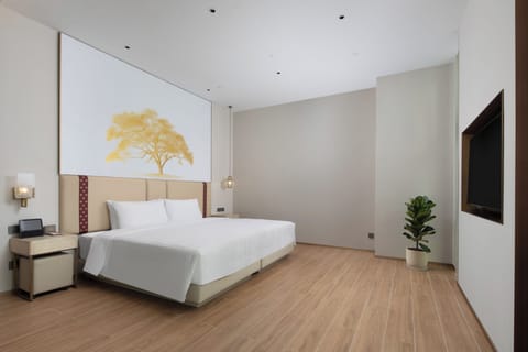 Executive Room, 1 King Bed, Partial Ocean View | Desk