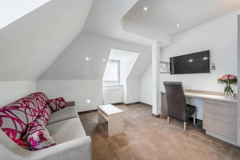 Deluxe Suite, Mountain View | Living area | Flat-screen TV