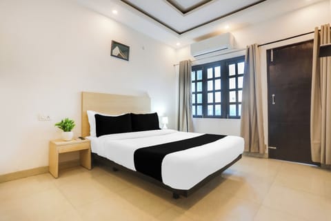 Desk, WiFi (free), bed sheets