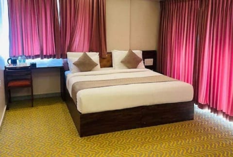 Deluxe Room | Desk, WiFi (free), bed sheets