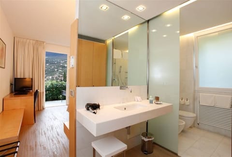 Double Room, Balcony, Lake View | Frette Italian sheets, minibar, in-room safe, desk