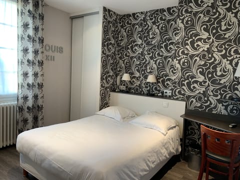 Superior Room, 1 Double Bed, Accessible | Premium bedding, in-room safe, desk, laptop workspace