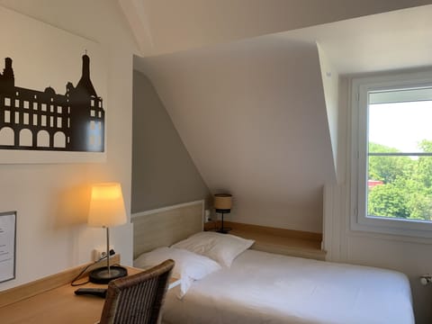 Standard Single Room | Bathroom | Shower, free toiletries, hair dryer, towels