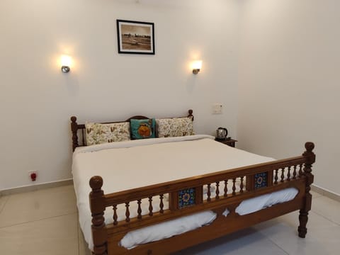 Deluxe Room | Hypo-allergenic bedding available, desk, WiFi (free), bed sheets