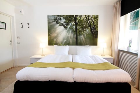 Standard Twin Room | Soundproofing, cribs (free), WiFi (free), bed sheets