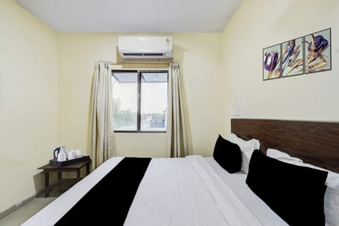 Desk, WiFi (free), bed sheets