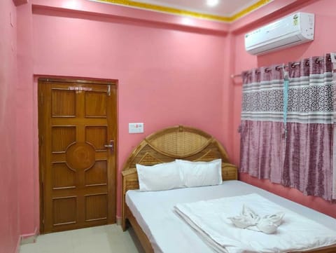 Premium bedding, down comforters, desk, WiFi (free)