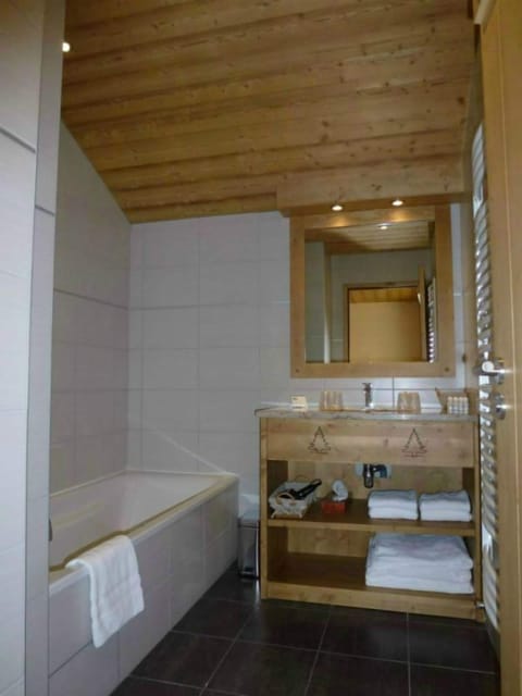 Mini-Suite | Bathroom | Free toiletries, hair dryer, towels