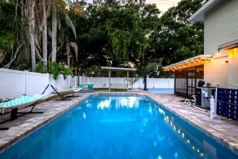 House | 5 bedrooms, high-speed internet
