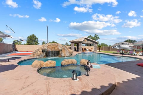 House | 6 bedrooms, high-speed internet