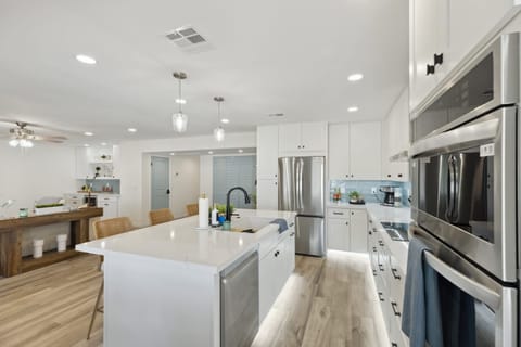 House | 5 bedrooms, high-speed internet