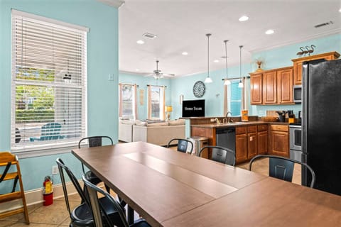 House | 6 bedrooms, high-speed internet