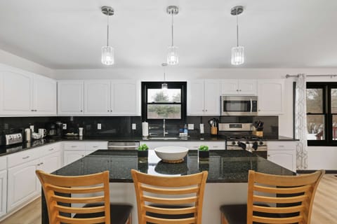 House | 5 bedrooms, high-speed internet