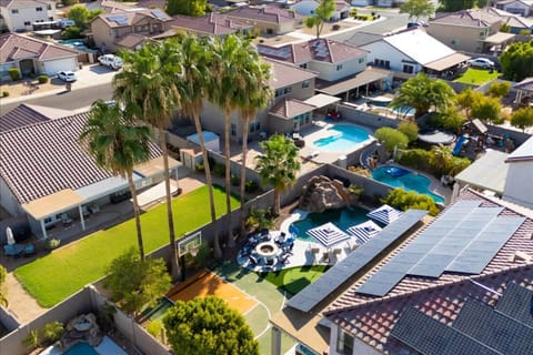 House | 5 bedrooms, high-speed internet