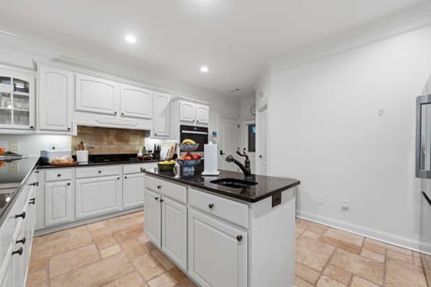House | 5 bedrooms, high-speed internet