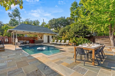 House | 6 bedrooms, high-speed internet