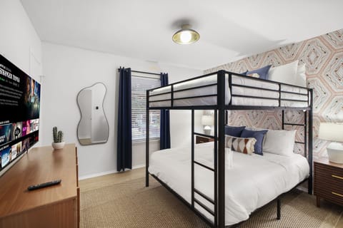 House | 5 bedrooms, high-speed internet