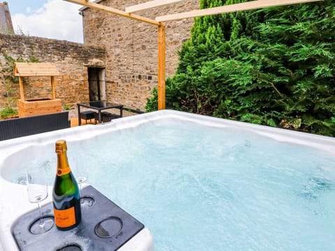 Cottage | Outdoor spa tub