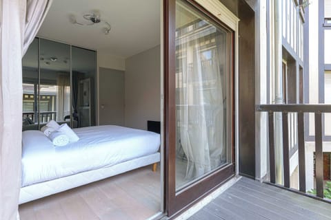 Apartment | 3 bedrooms, laptop workspace, iron/ironing board, bed sheets