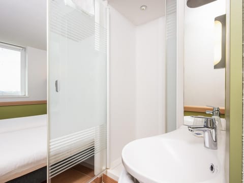 Desk, soundproofing, free WiFi, bed sheets