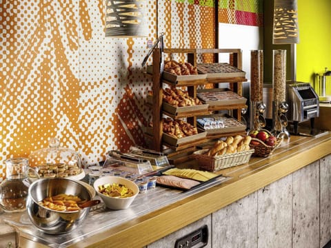 Daily continental breakfast (GBP 8.5 per person)