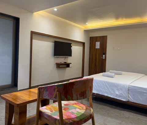 Deluxe Room, City View | WiFi (free), bed sheets