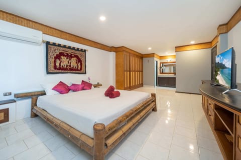 Classic Penthouse, Garden View, Slope side | In-room safe, iron/ironing board, WiFi (free)