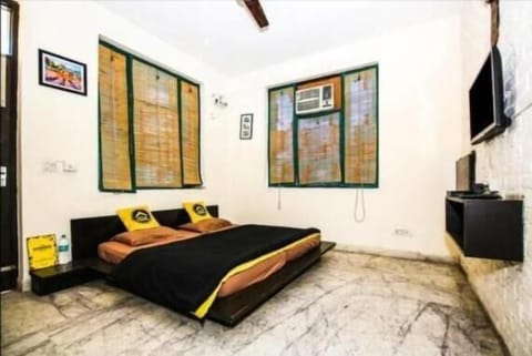 In-room safe, soundproofing, WiFi (free)