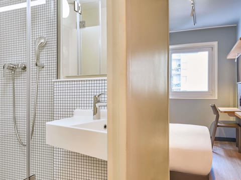 Room, 1 Double Bed | Desk, soundproofing, free WiFi, bed sheets