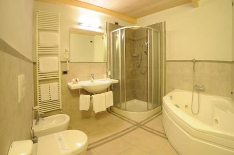 Deluxe Room, Jetted Tub | Bathroom | Free toiletries, hair dryer, bathrobes, bidet