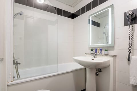 Standard Triple Room | Bathroom | Hair dryer, bidet, towels