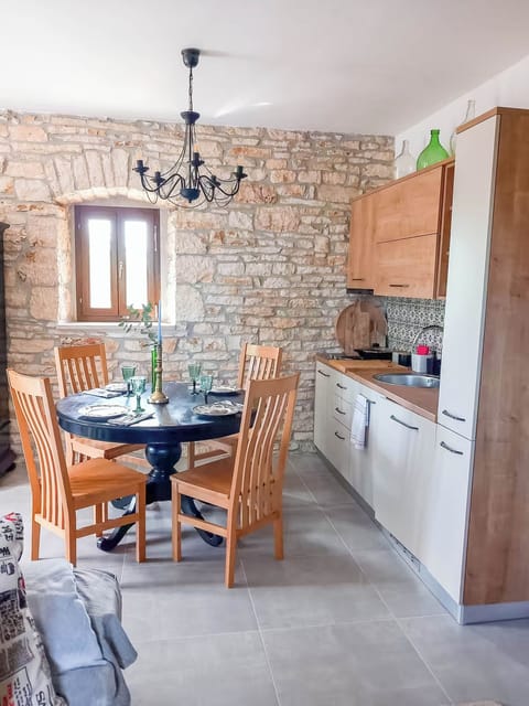Apartment (A1) | Private kitchen | Fridge, stovetop, cookware/dishes/utensils, freezer