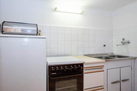 Apartment (A1) | Private kitchen | Espresso maker, fridge, oven, stovetop