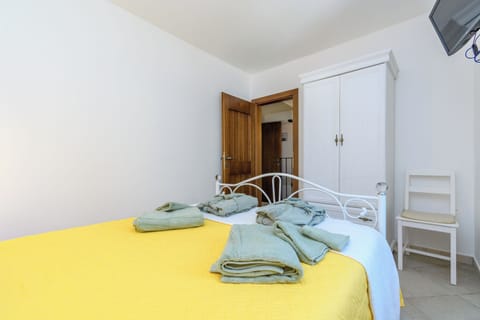 House | Laptop workspace, iron/ironing board, WiFi (free)