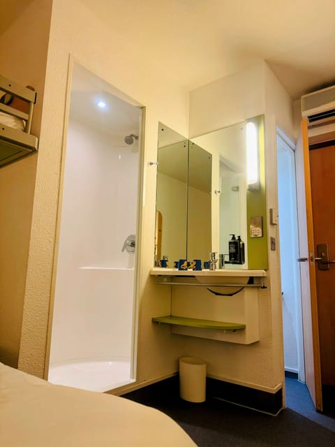 Shower, eco-friendly toiletries, towels