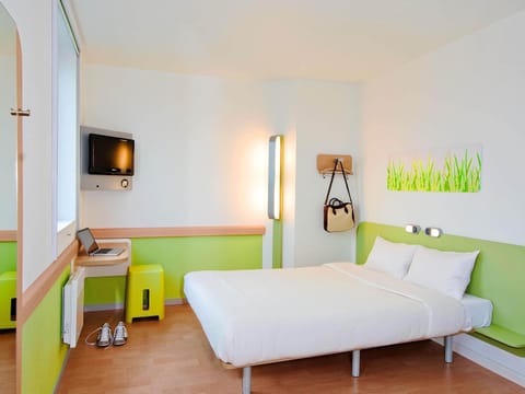 Hypo-allergenic bedding, desk, soundproofing, free WiFi
