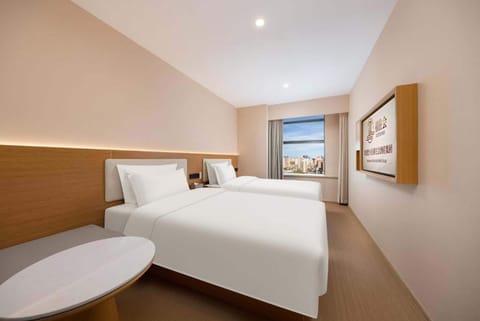 Business Twin Room, City View | Desk, laptop workspace, blackout drapes, WiFi (free)