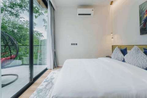 Luxury Villa, Pool View | Hypo-allergenic bedding available, in-room safe, desk, soundproofing